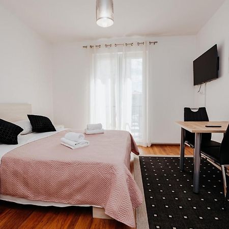 Double And Single S Apartments Ζαντάρ Εξωτερικό φωτογραφία